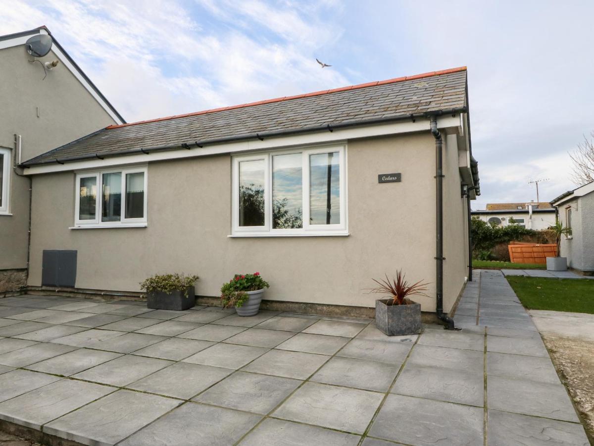 Villa Cedars Holyhead Exterior foto