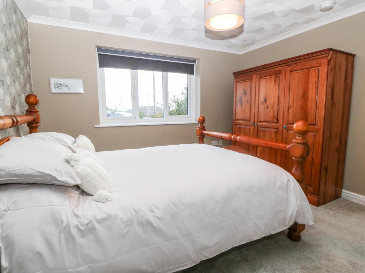 Villa Cedars Holyhead Exterior foto