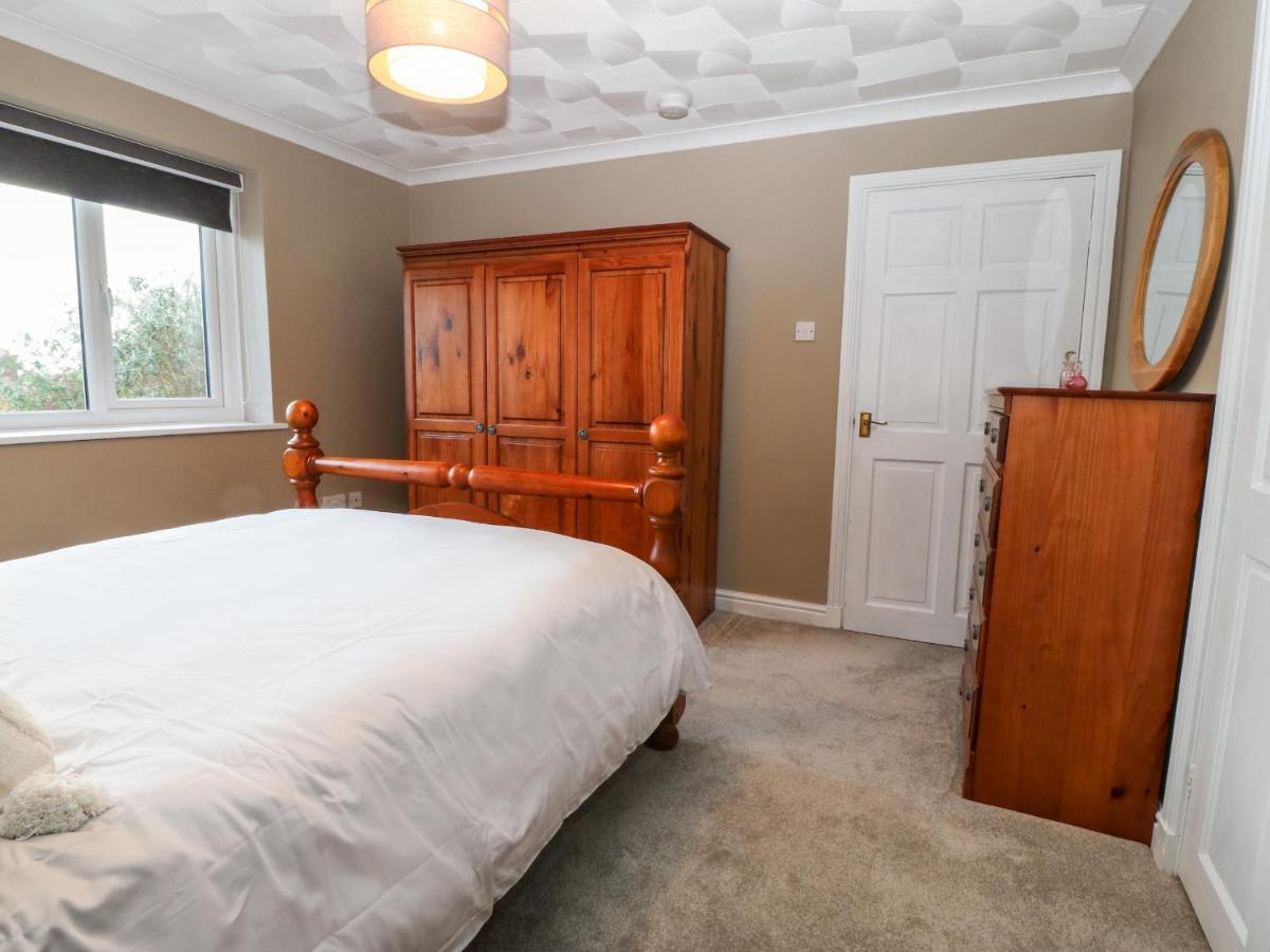 Villa Cedars Holyhead Exterior foto
